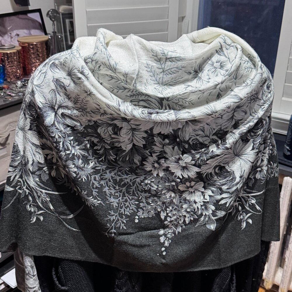 🖤 Veond Black & White Floral Pashmina Wrap — Timeless Luxury, Light as Air 🖤
